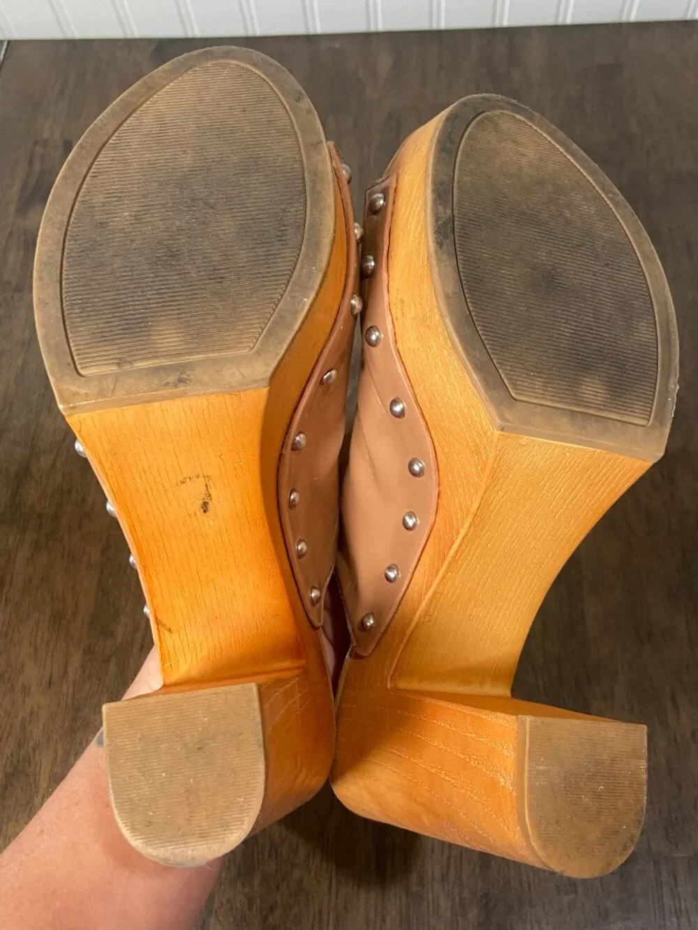 BCBG Karena Platform Clog Mules Tan Patent Studded Wooden Heel Y2K Size 10